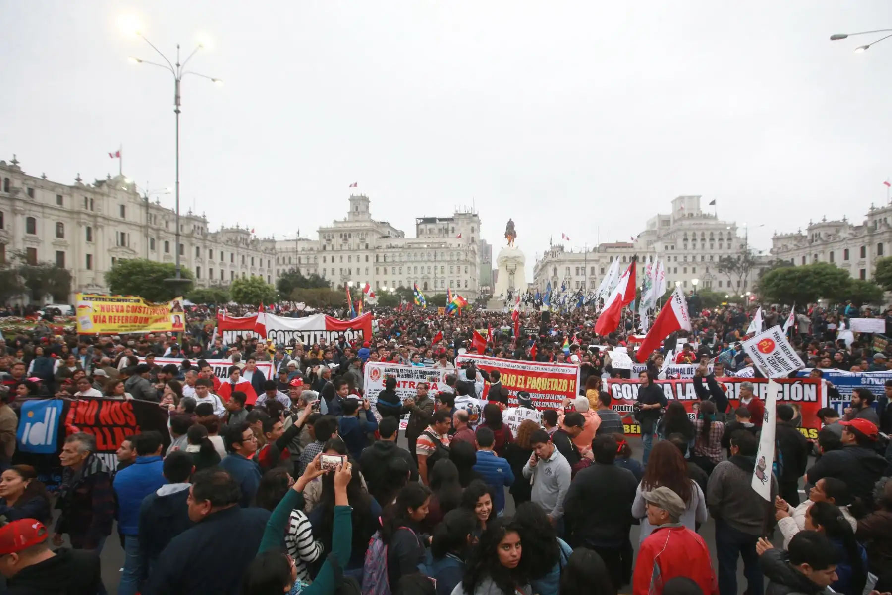 Por la plata baila el mono: la crisis moral que rodea la política electoral en el Perú