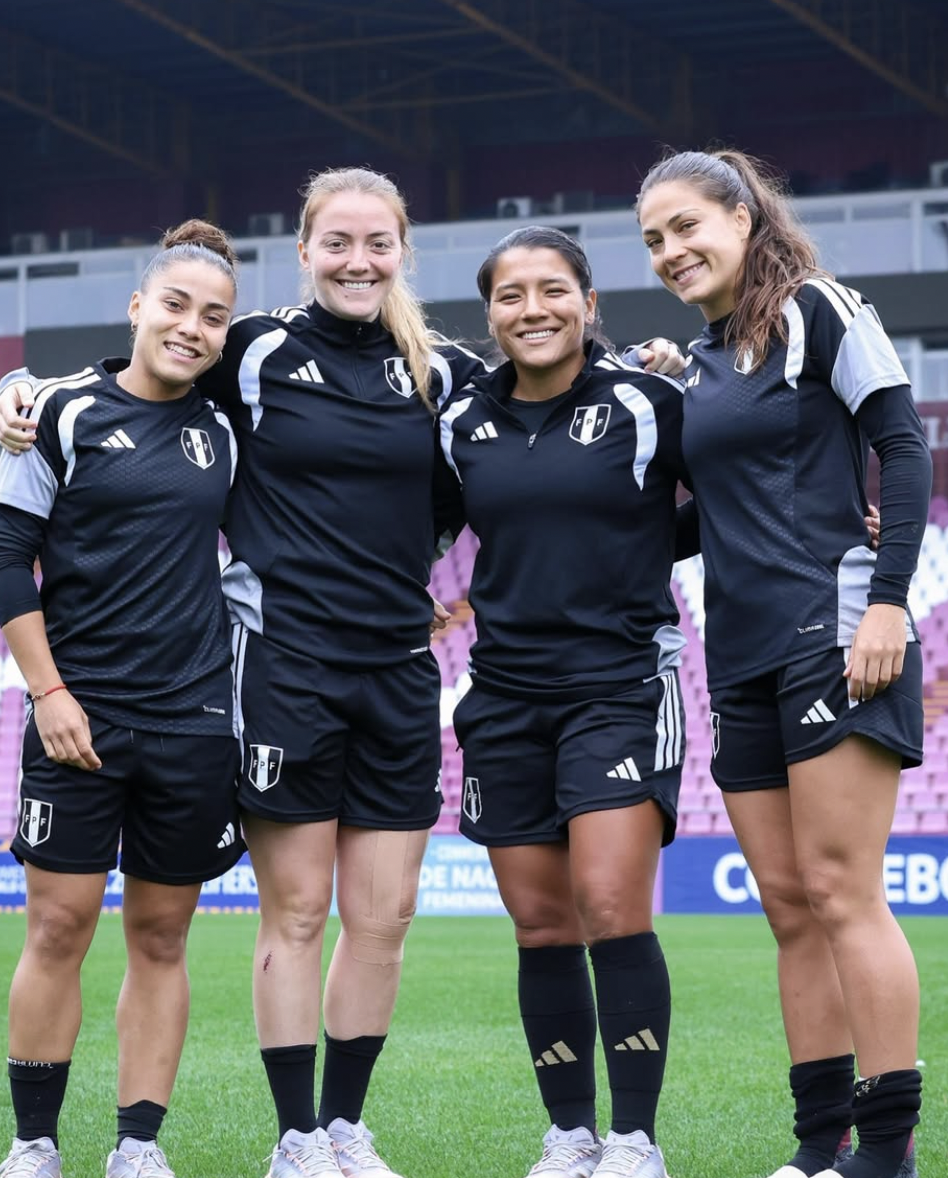 Integrantes de la selección peruana femenina durante el reconocimiento del Estadio Ciudad de Lanús previo al encuentro frente a Argentina por las Eliminatorias al Mundial. Fuente: Instagram oficial de la Federación Peruana de Fútbol (@labicolor).