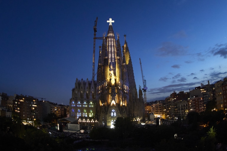 La Torre de Jesucristo iluminada sobre la Basílica de la Sagrada Familia tras su bendición oficial. Foto: Basílica de la Sagrada Familia.